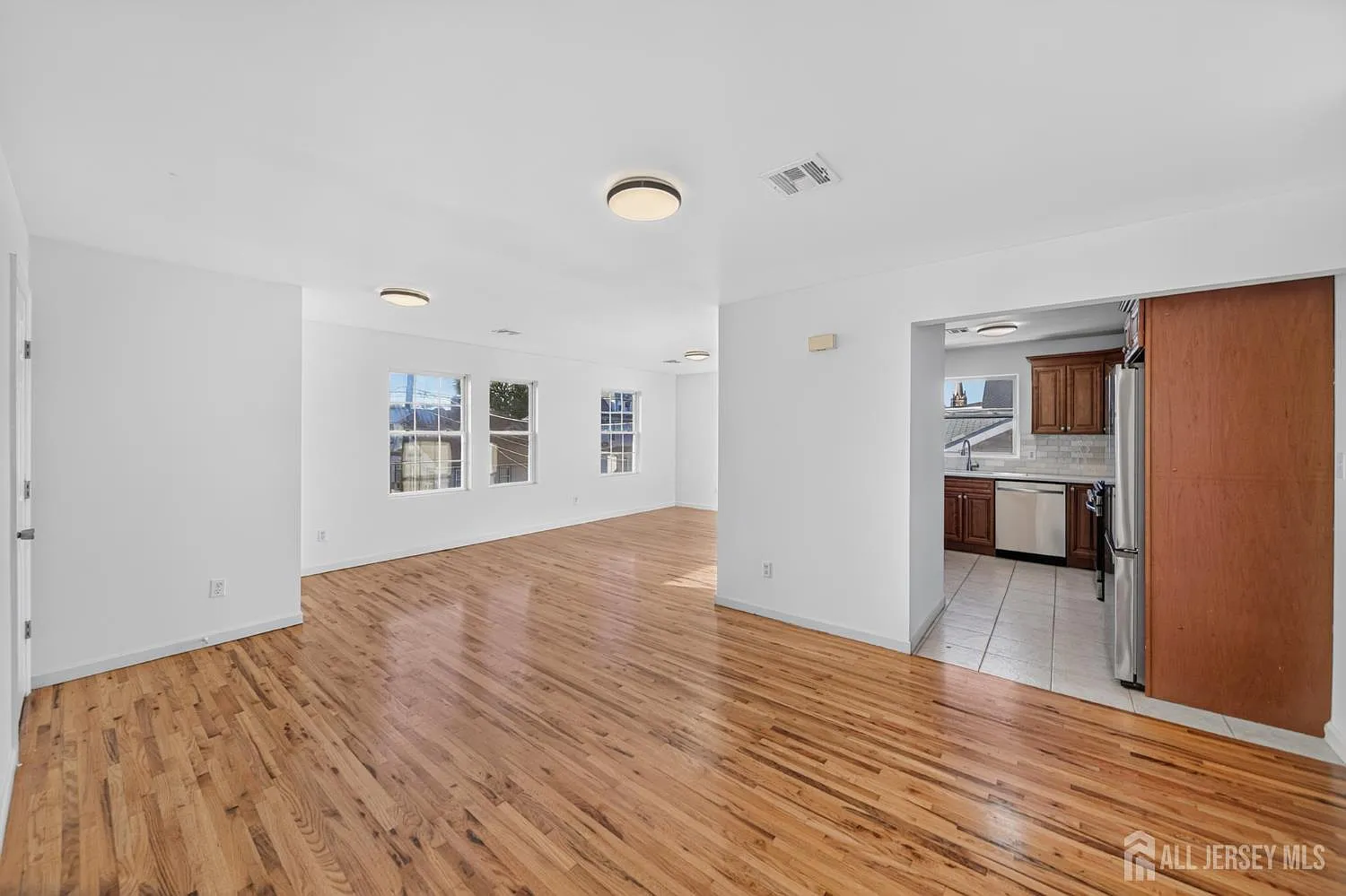 3 bed, 2.0 bath, 2456 sqft, $2,700 — Photo 2