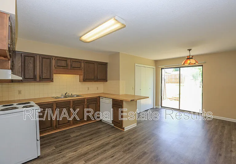 815 S 28th St — Photo 5
