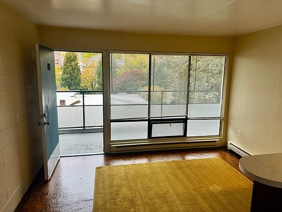 2nd image of 901 SW Saint Clair Ave #402