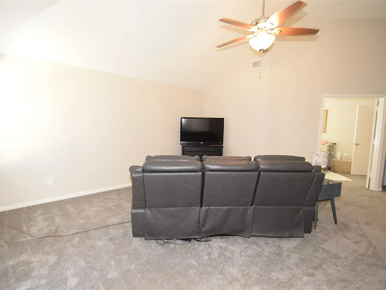 22922 Glenover Dr — Photo 21