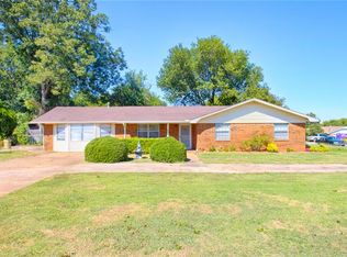702 W Country Club Rd, Chickasha, OK 73018