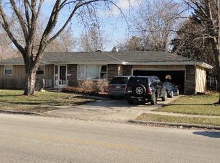 645 Hiawatha Dr, Elgin, IL 60120