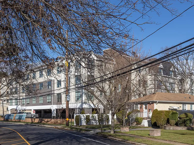 The Promenade at Lynbrook — Photo 32