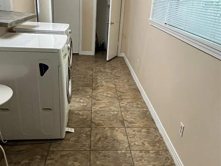 1932 W Bell St — Photo 17