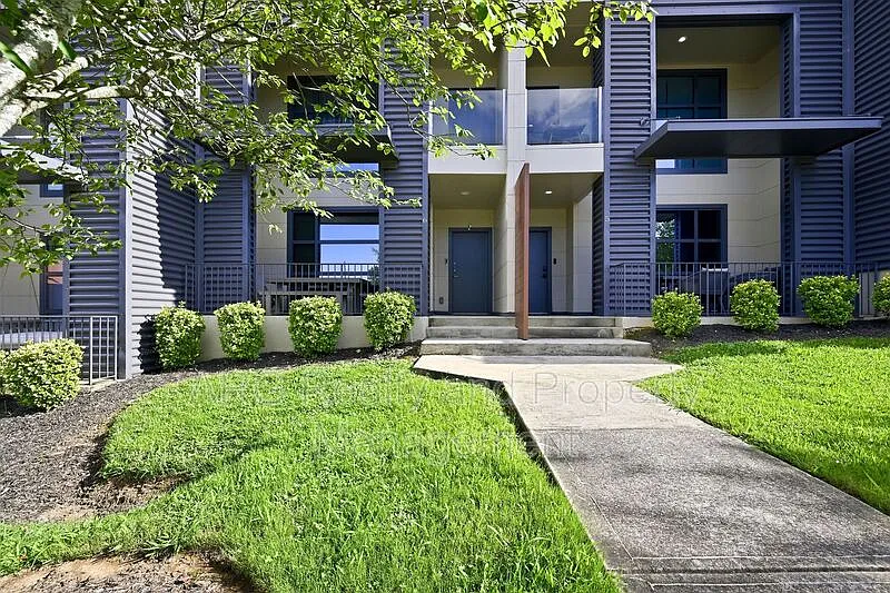 3 bed, 3.5 bath, $2,950 — Photo 1