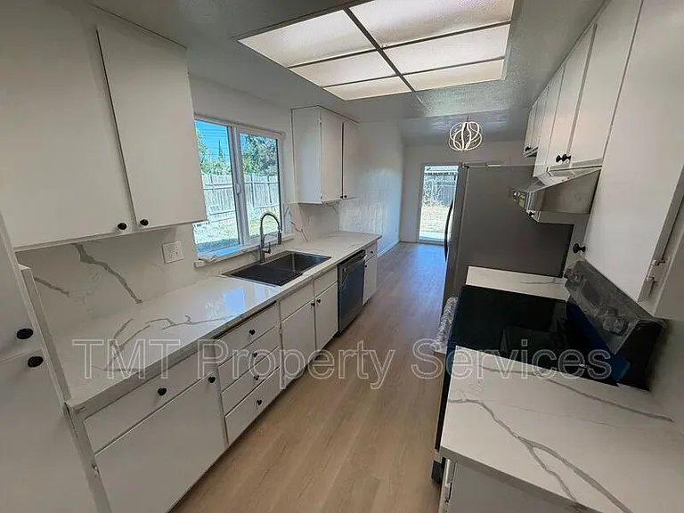 8583 Fairlawn Ct — Photo 10