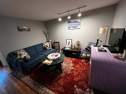 Rented by Salon Realty Corp | media 4