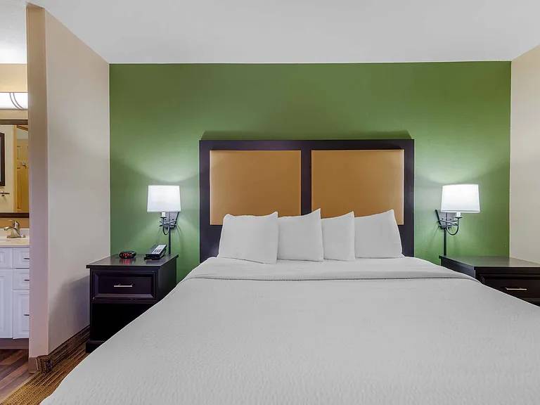 Deluxe Studio - 1 King Bed
