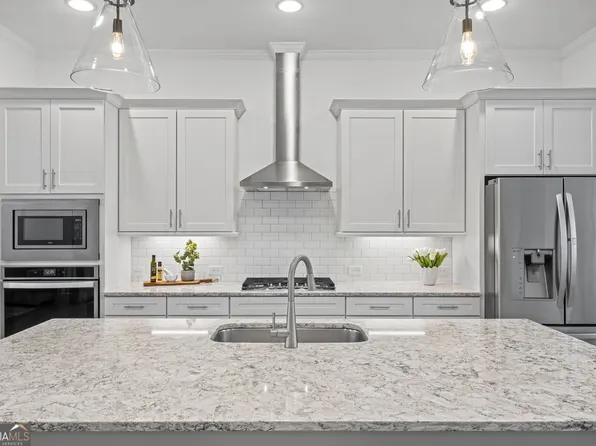 15 Lochurst Ln, Roswell, GA 30076