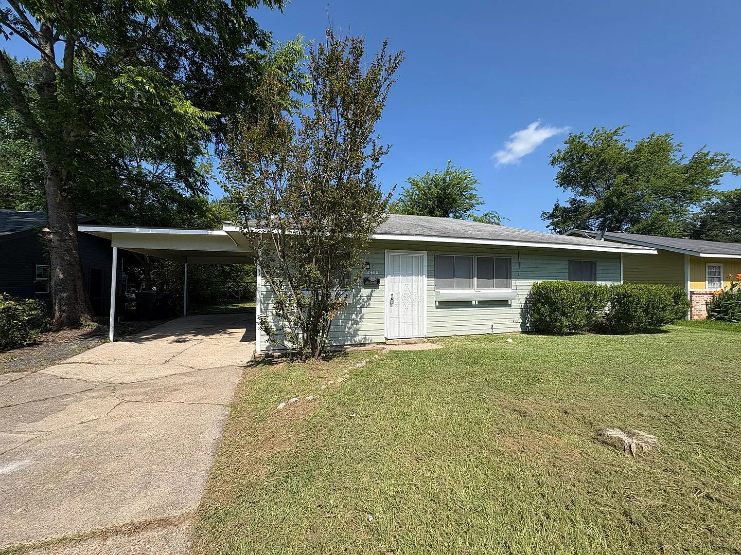 Great 3 bedroom/1 bath home includes gas range and refrigerator! — Photo 2