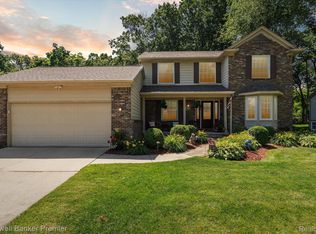 4455 Red Oak Blvd, Waterford, MI 48329