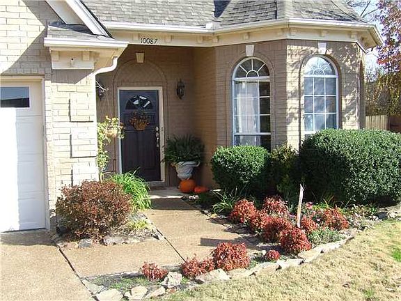Professionally landscaped front and back! NEW Architectural Shingles in 2011!