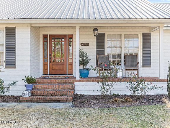 2nd image of 701 Robert E Lee Dr
