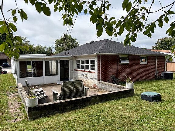 3rd image of 221 Brookside Rd