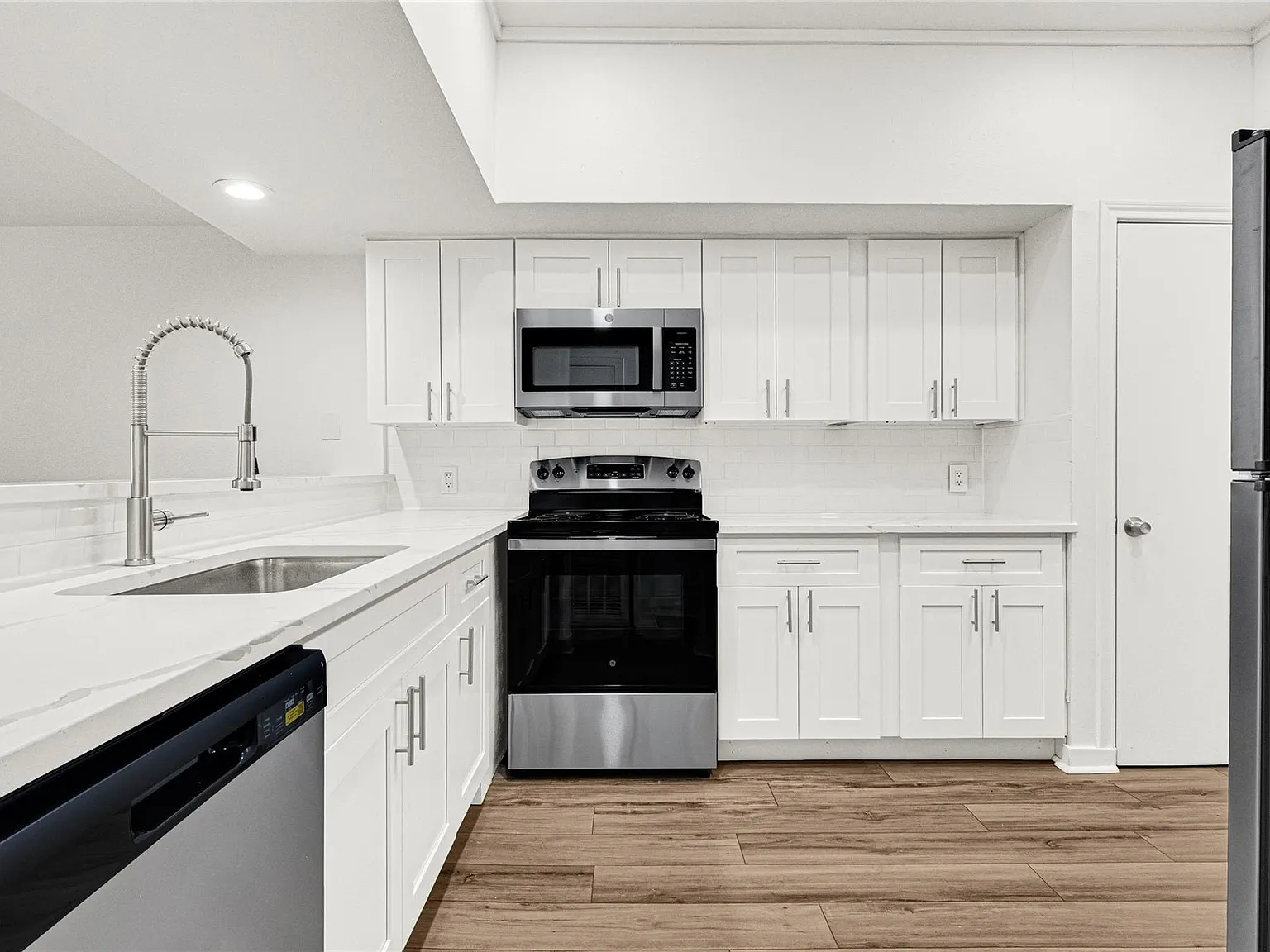 4 bed, 4.5 bath, 2196 sqft, $2,100 — Photo 4