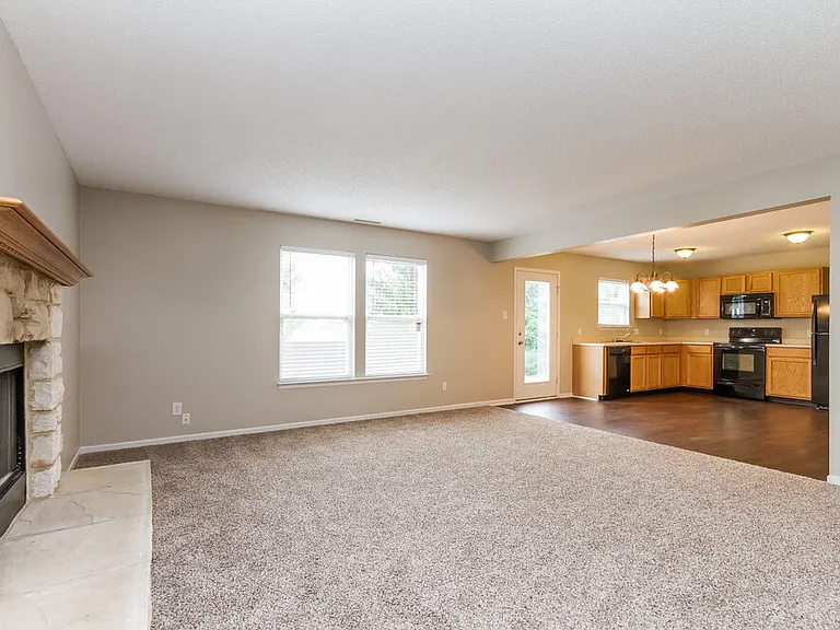 924 Bentgrass Dr — Photo 3