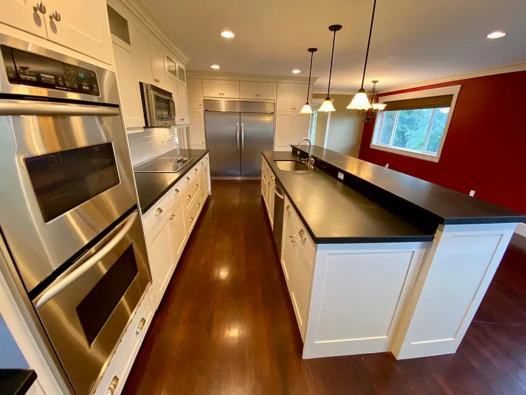 2916 E Oakridge Dr — Photo 2