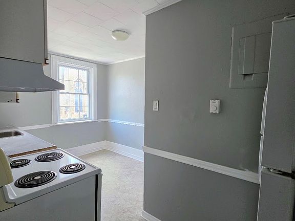 2nd image of 47 William St N #3