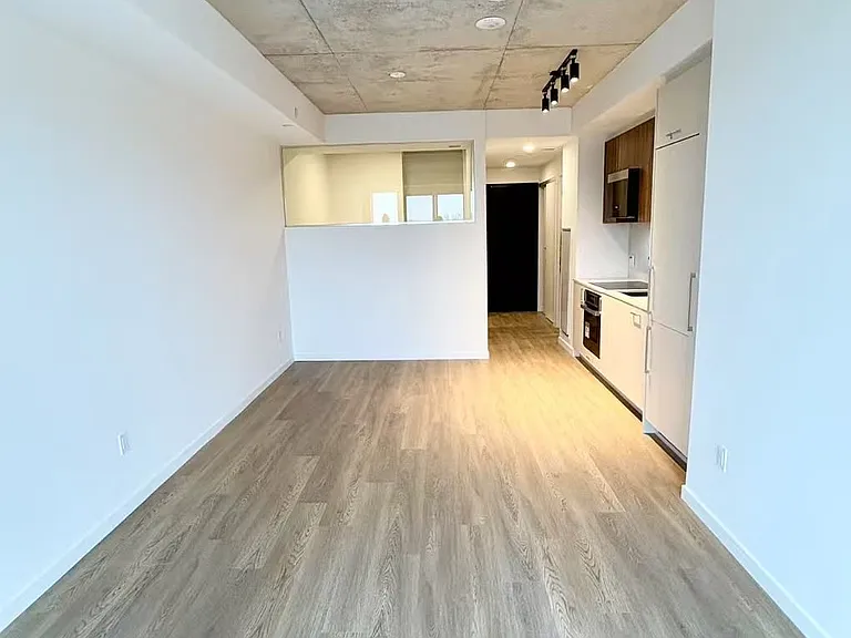 689 The Queensway #619 — Photo 9