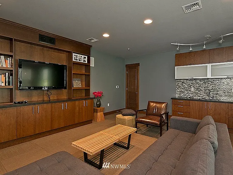 4547 8th Ave NE #405 — Photo 8