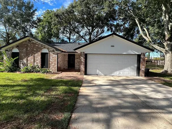 806 Seminole Dr, Kemah, TX 77565