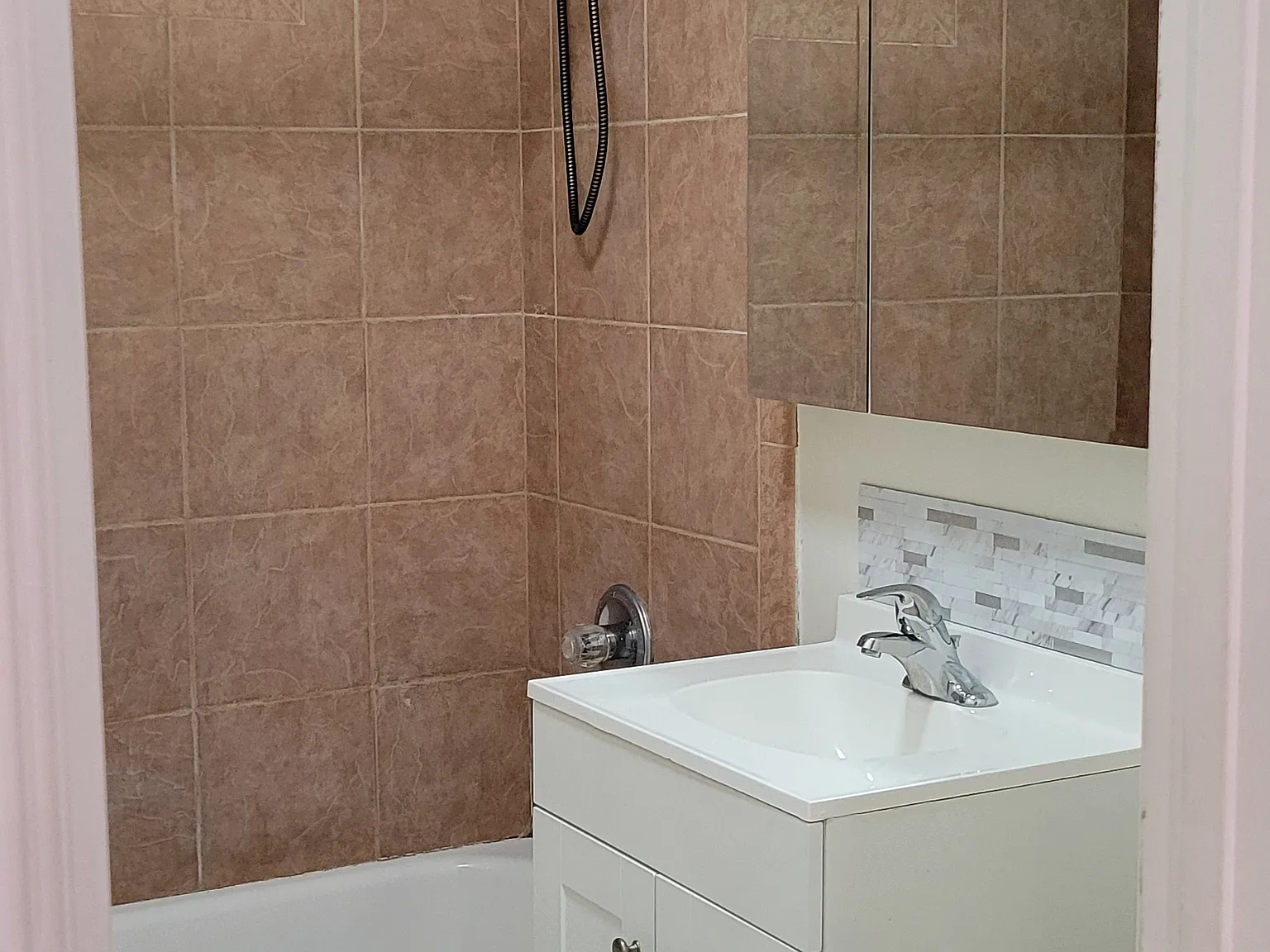 2 bed, 700 sqft, $2,400 — Photo 3