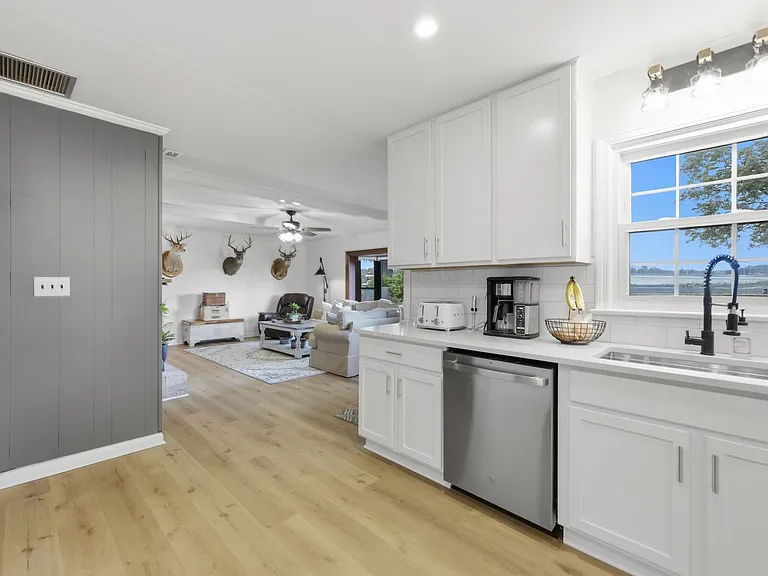 128 Convention Dr — Photo 14