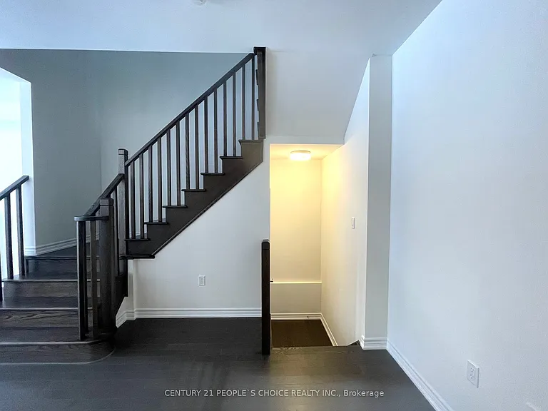 1471 Blackmore St — Photo 28