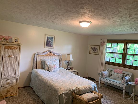2nd image of 702 N Lawrence Ln