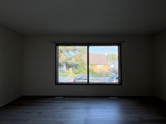 3rd image of 496 King Edward St
