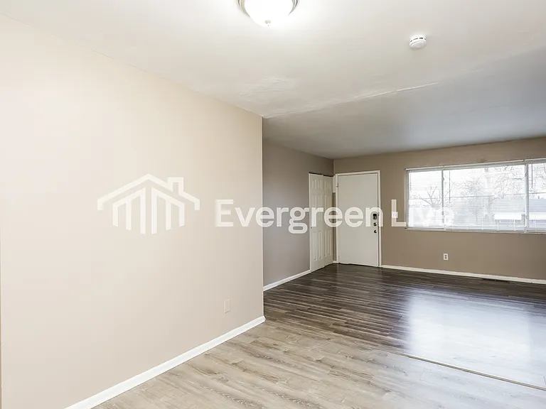 11715 Hamlet Rd — Photo 10