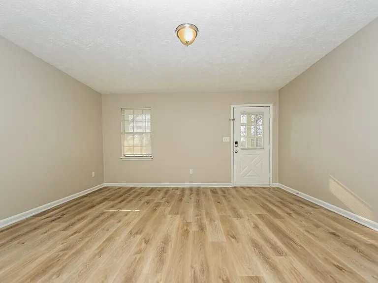 119 Adrian Dr — Photo 3