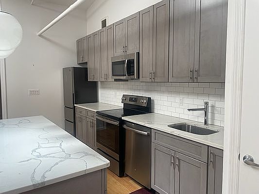 3rd image of 46 Ann St Floor 3