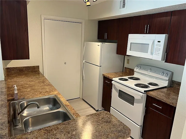875 Riverside Dr #725 — Photo 7