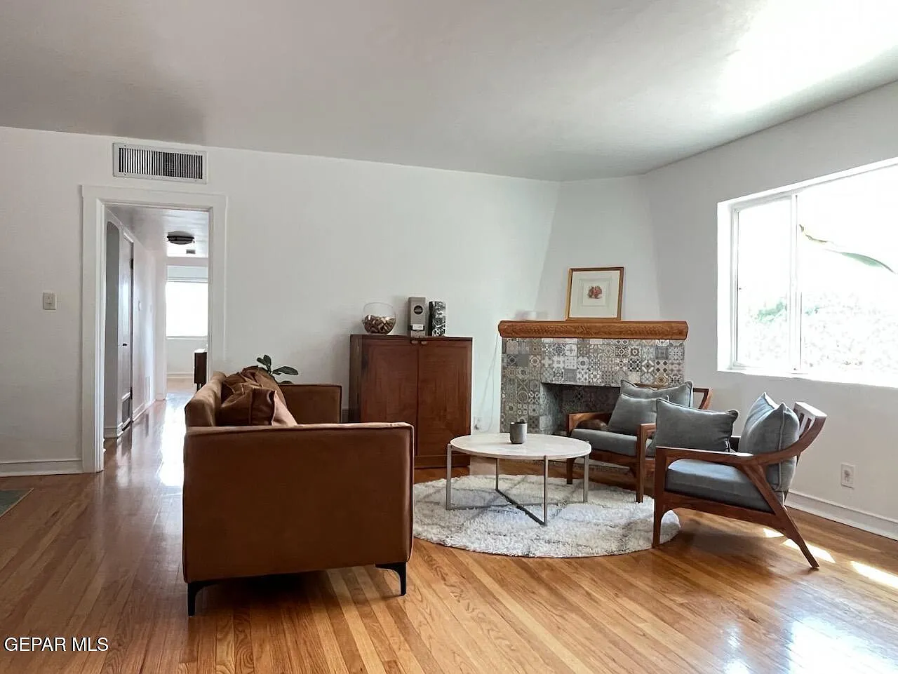 3 bed, 2.0 bath, 1939 sqft, $2,800 — Photo 2