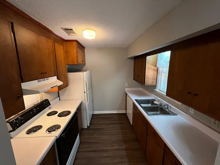 212 Henderson St — Photo 5