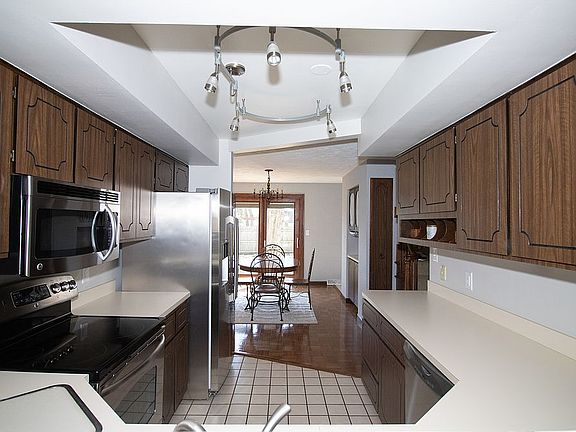 Kitchen/Dining 25'x10'