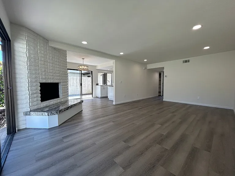 5435 Villas Dr — Photo 4