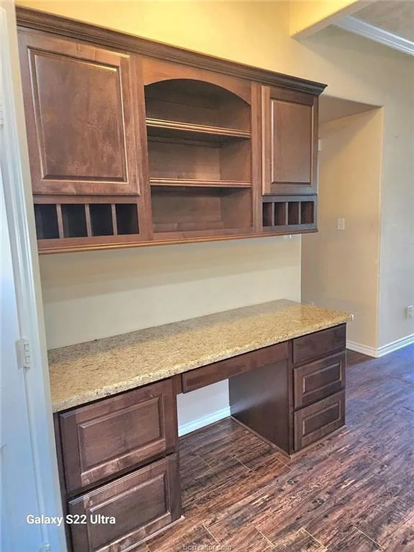 4 bed, 2.0 bath, 2130 sqft, $2,200 — Photo 4