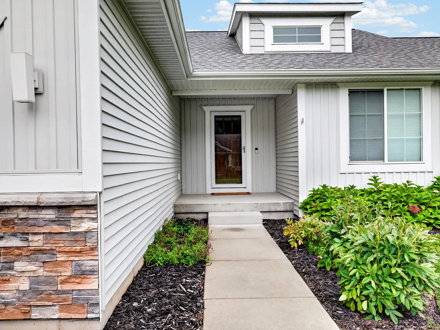 5 bed, 2598 sqft, $3,750 — Photo 3