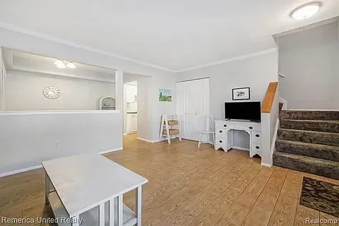 527 Longshore Dr #B — Photo 2