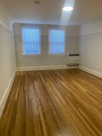 1st image of 744 Oak St