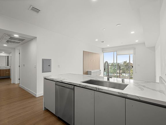 3rd image of 5550 W Pico Blvd #2b4660ee5
