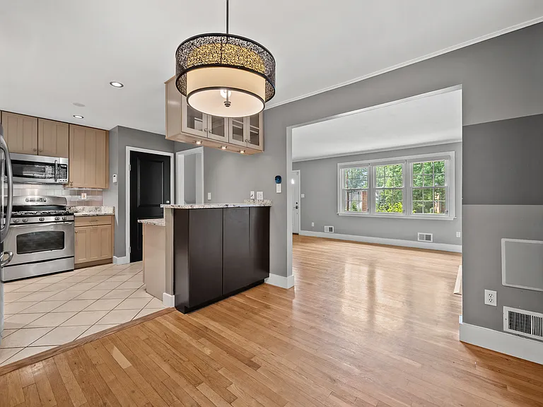 3017 S Hill St — Photo 7