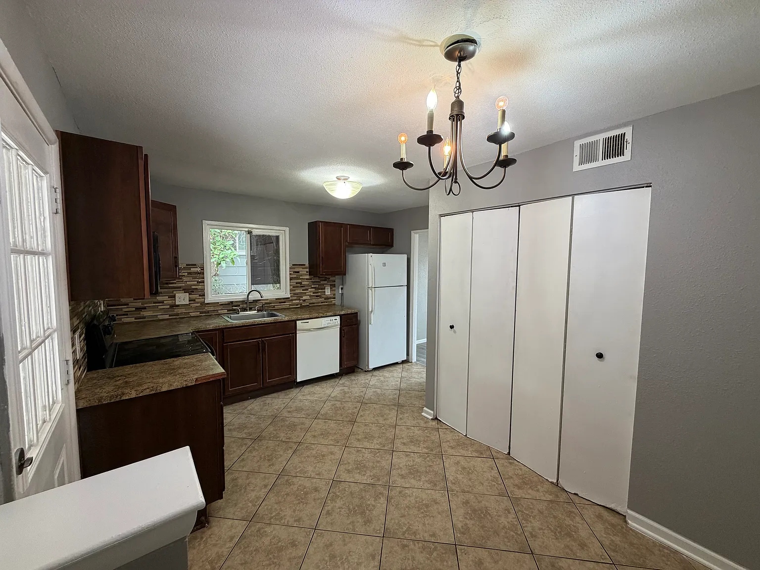 3 bed, 1015 sqft, $1,895 — Photo 3