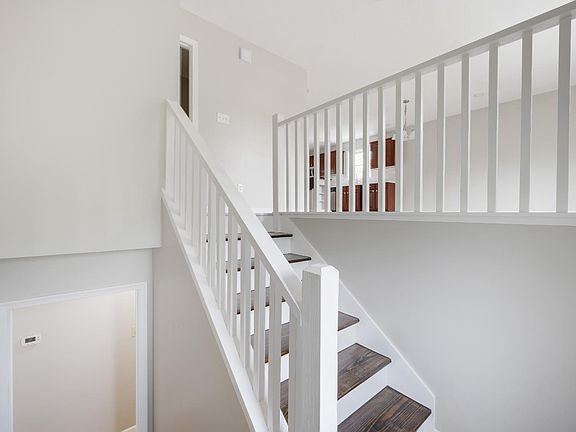 3rd image of 100 Creston Oaks Ct