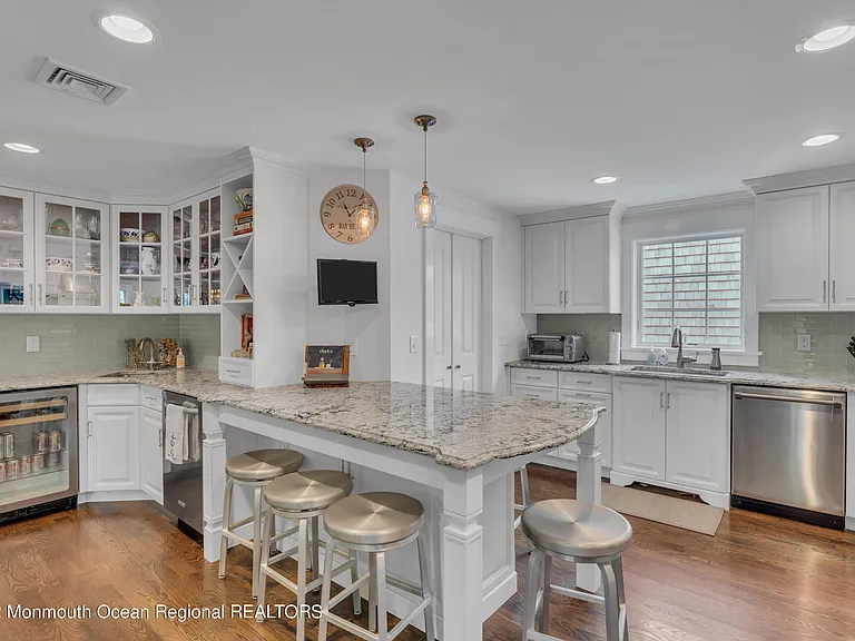 35 Bristol Pl — Photo 5