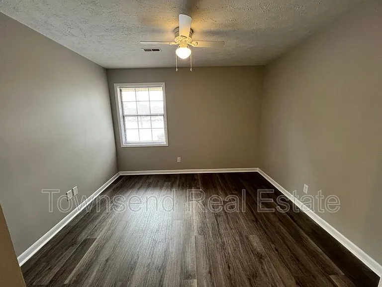 1437C Ireland Dr — Photo 6