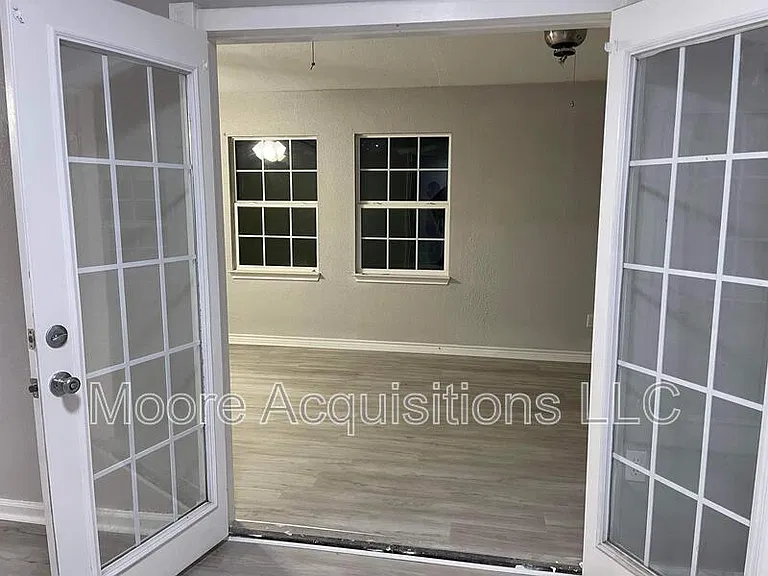302 E Kansas St — Photo 4