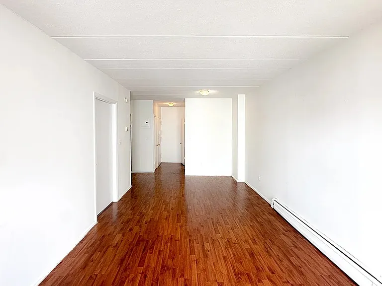 20-72 Steinway St #3R — Photo 4